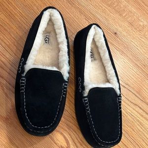 Women UGG slippers. Size 9.  Brand new never been worn.
